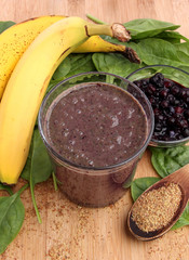 Blueberry smoothie with spinach, bananas and ground flax seeds - 63924119