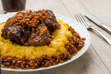 Stracotto di manzo con polenta gialla
