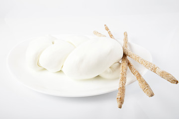 Treccia di mozzarella fresca italiana con grissini