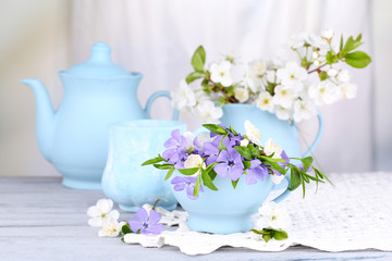 Fototapeta na wymiar Piękne wiosenne kwiaty w kubki na drewnianym stole