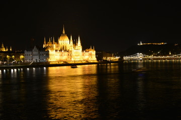 Fototapeta na wymiar Parlament in Budapest