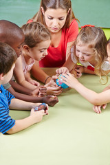 Kinder lernen Erdkunde im Kindergarten
