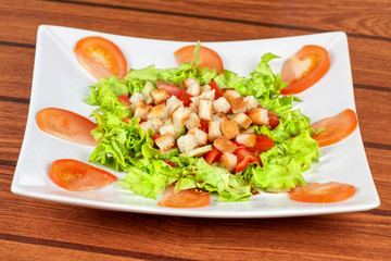 Vegetable salad with crackers
