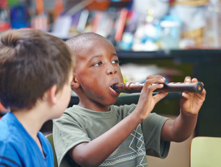 Kind spielt Flöte in Musikschule