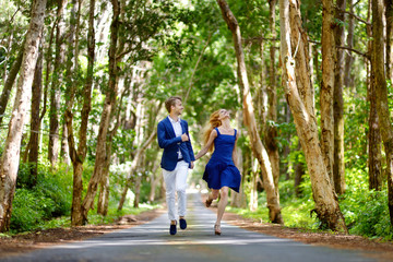 Fototapeta premium Young couple on a tropical island