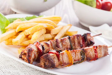 Grilled shashlik with chips