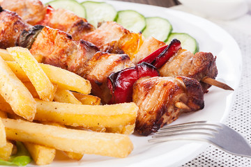 Grilled shashlik with chips