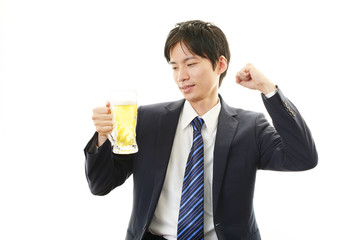 ビールを飲む笑顔のサラリーマン