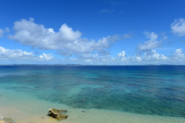 南国の美しいビーチと紺碧の空
