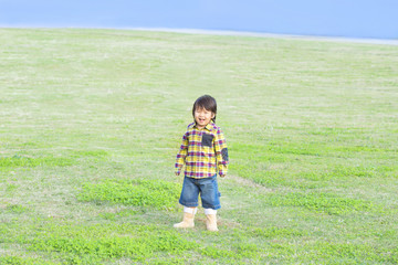 草原に立っている子供