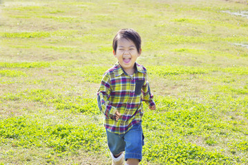 笑顔で遊ぶ子供