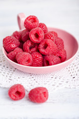 Himbeeren in Schale auf Holztisch