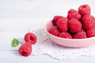 Himbeeren in Schale auf Holztisch