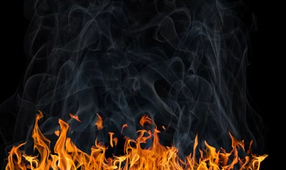 Crédence de cuisine en verre imprimé Flamme longue bande de feu jaune avec de la fumée sur fond noir