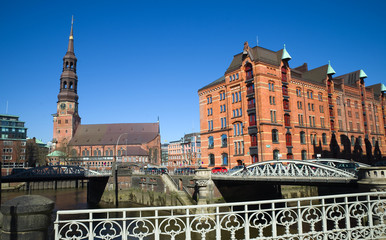 Obraz premium Speicherstadt und St. Katharinen Kirche - Hamburg
