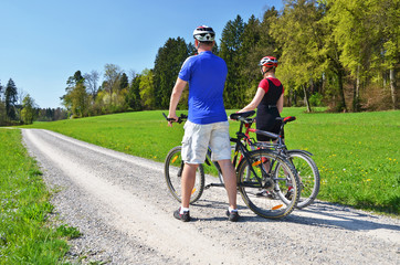 Obraz premium Travelers with mountain bikes