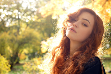 Девушка в осеннем парке © Olga Tkacheva