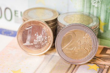 Geldscheine und Euromünzen