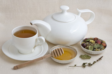 Obraz na płótnie Canvas Herbata ziołowa z miodem