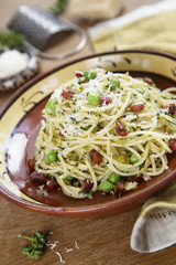 Pasta with peas, sausage and breadcrumbs