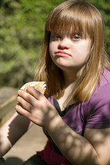 jeune fille trisomique avec un sandwich