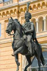 Fototapeta na wymiar Pomnik Ernesta Augusta I przed centralnym sta Hanowerze