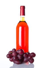 Obraz premium Bottle of rosé wine and red grapes