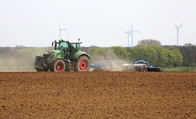 Obraz premium Traktor mit Scheibenegge