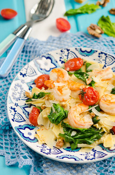 Pasta with shrimp, spinach and cherry tomatoes