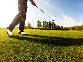 Fotobehang Golf Golfer voert een golfschot uit vanaf de fairway.