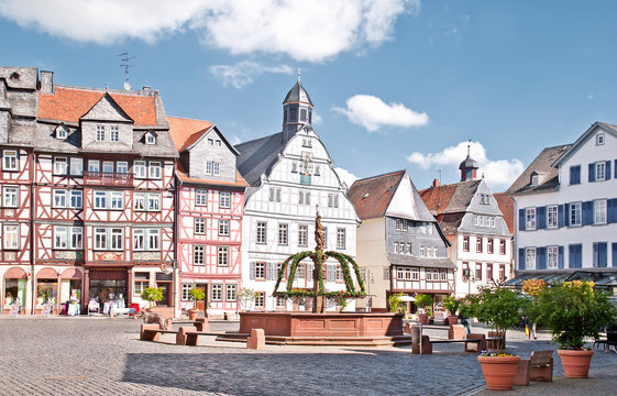 Der Marktplatz von Butzbach mit Fachwerk und Osterdeko