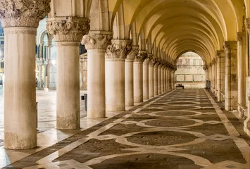  Oude kolommen in Venetië. Bogen op Piazza San Marco, Venezia © jovannig