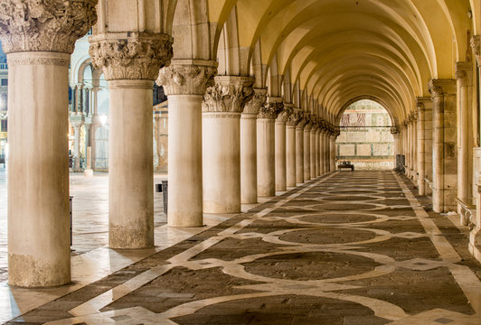 Fototapeta Ancient Columns in Venice. Arches in Piazza San Marco, Venezia