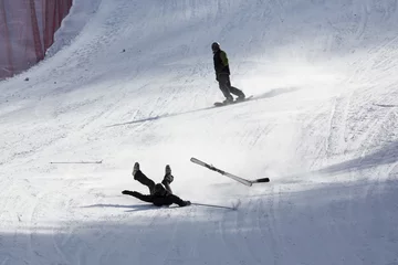 Fototapeten skier falling down white on mountain slope © danmir12