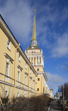 У главного здания Адмиралтейства весенним днем. Санкт-Петербург