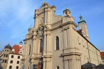 Fototapeta na wymiar kościół Saint-Pierre Monachium