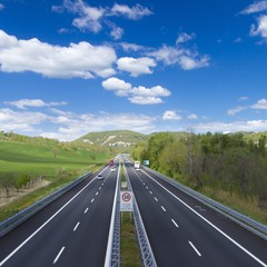 traffico in autostrada in estate