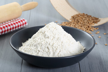 farina di grano su sfondo grigio