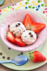 Eis mit Erdbeeren und Schokolade