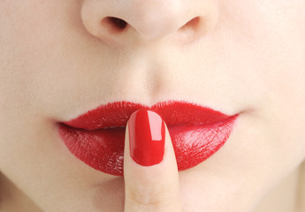 red lips with nail do silence