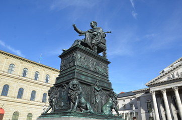 Obraz premium Opéra , statue maximilien 1er de Bavière, München