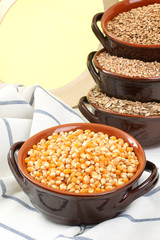 cereali  mais in contenitore di ceramica