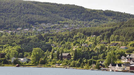 Fototapeta premium Kaupanger, Dorf, Bucht, Fährenfahrt, Laerdalsfjord, Norwegen