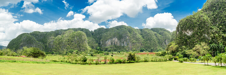 Fototapeta na wymiar Panoramic image of the Vinales Valley in Cuba