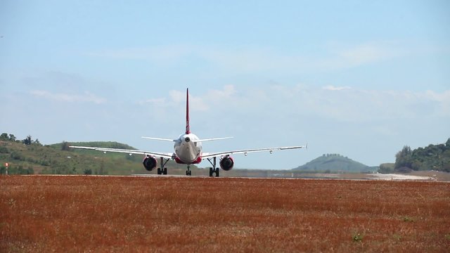 Взлет самолета из аэропорта острова Пхукет. Таиланд