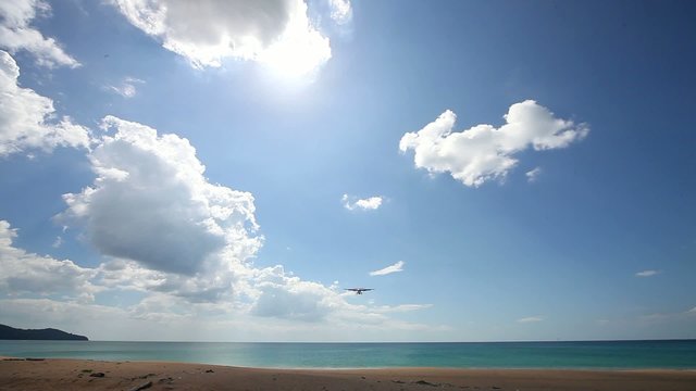 Посадка самолета над морем в аэропорту острова Пхукет. Таиланд