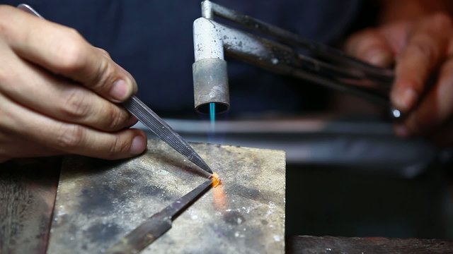 Ювелир за работой. Таиланд