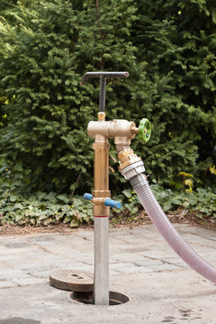 Bauwasser - Ein Standrohr an einem Unterflur-Hydrant