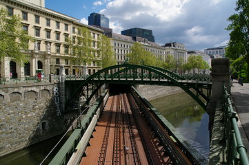 Fototapeta na wymiar Rundbogenbrücke in Wien 2