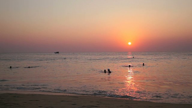 Вечерний морской прибой. Таиланд. Пхукет. Карон